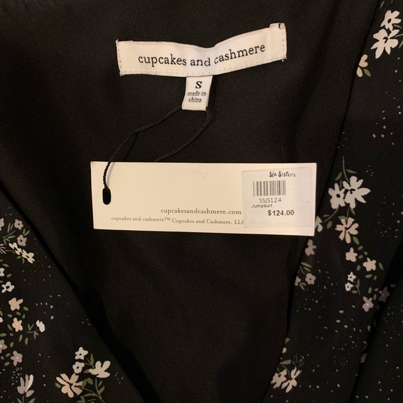 Cupcakes and Cashmere Bell Sleeve Floral Romper - Picture 3 of 7